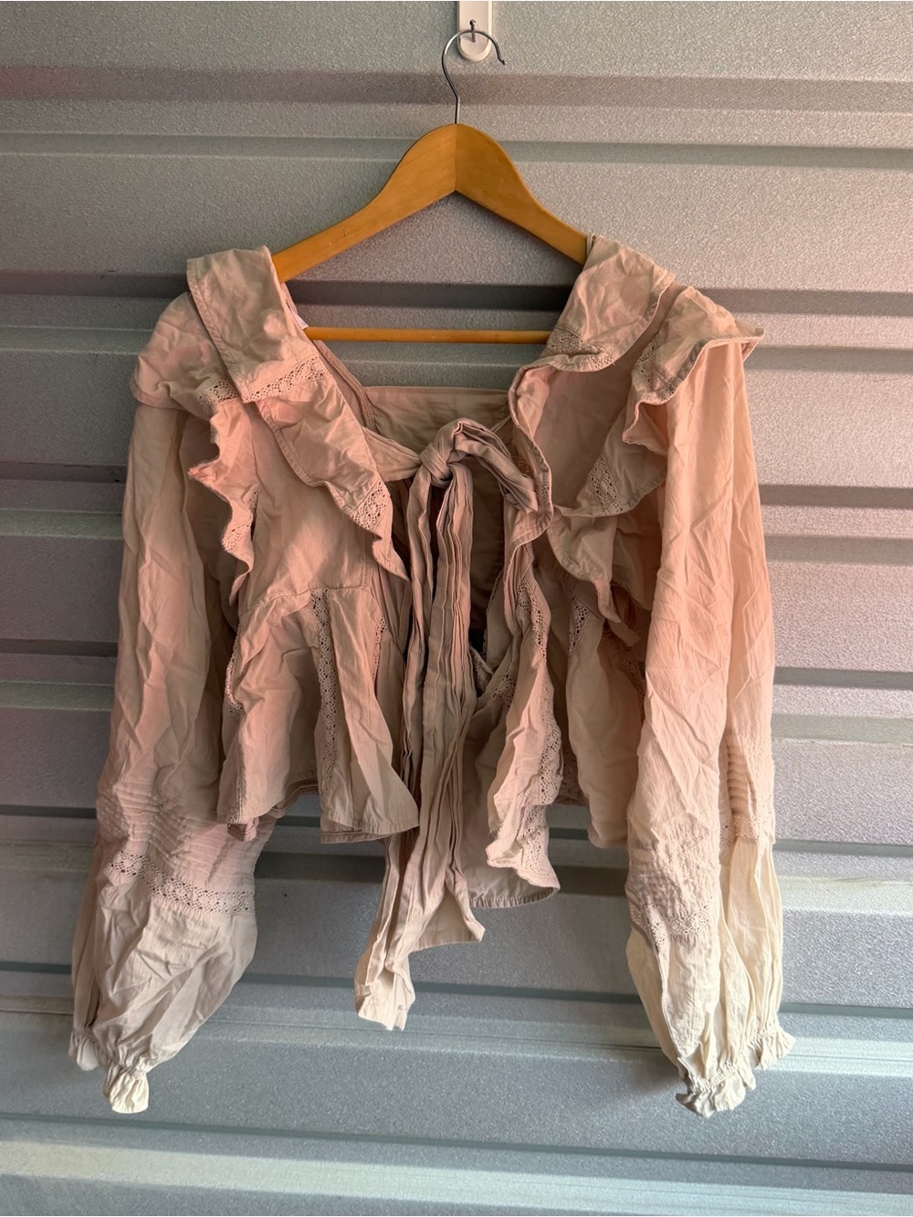 Joslin Studio ruffle top with tie back - Picture 4 of 7